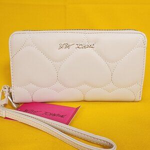 Betsey Johnson White Quilted Heart Love Wallet Wristlet Zip Around NEW